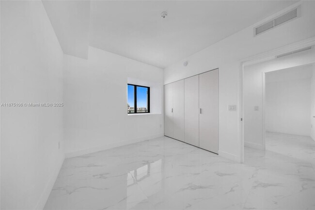 Building Photo - 700 NE 24th St