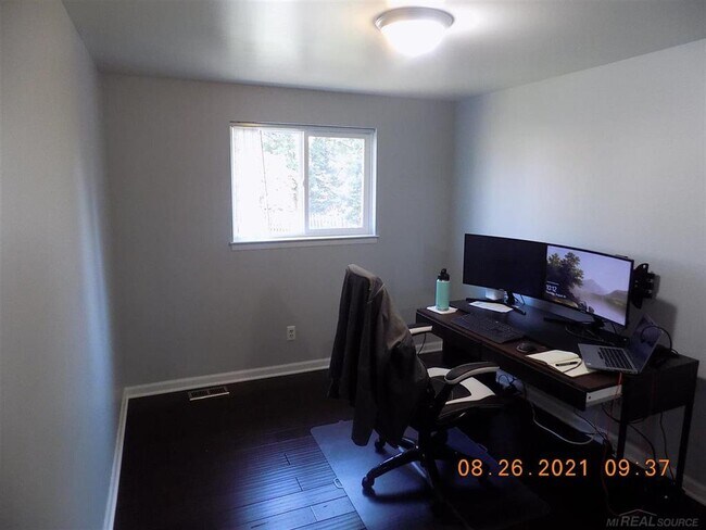 Building Photo - 2127 Hopkins Dr