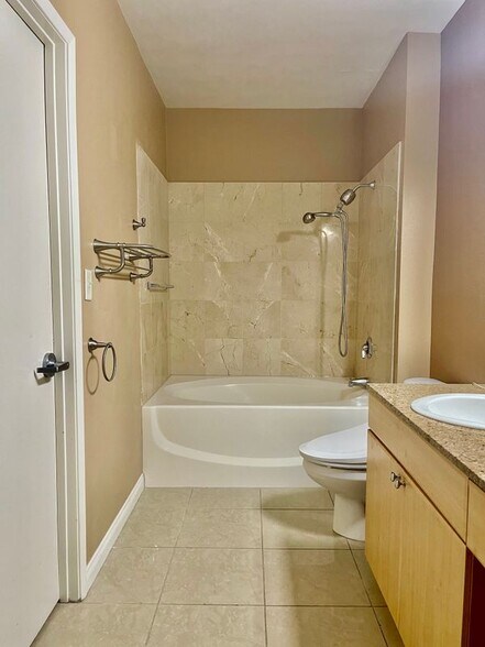 Building Photo - 388 E Ocean Blvd