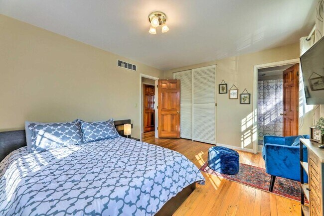 Building Photo - 1034 Clifton Hills Ave