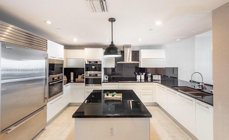 Building Photo - 17121 Collins Ave