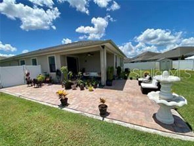Building Photo - Stunning 4 bedrooms 3 bathroom home in sought after gated community!