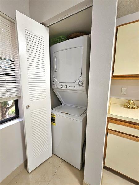 Building Photo - 9999 Summerbreeze Dr