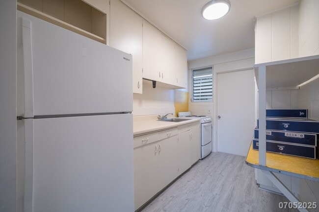 Building Photo - Available Now! 2 BD / 1 BA / 1 Parking sta...