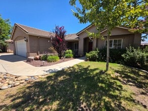 Building Photo - 4 bedroom 2 bathroom in NW Visalia!