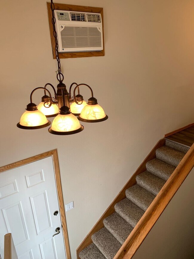 Building Photo - 4 Bed, 2 Bath Twinhome in South Fargo!