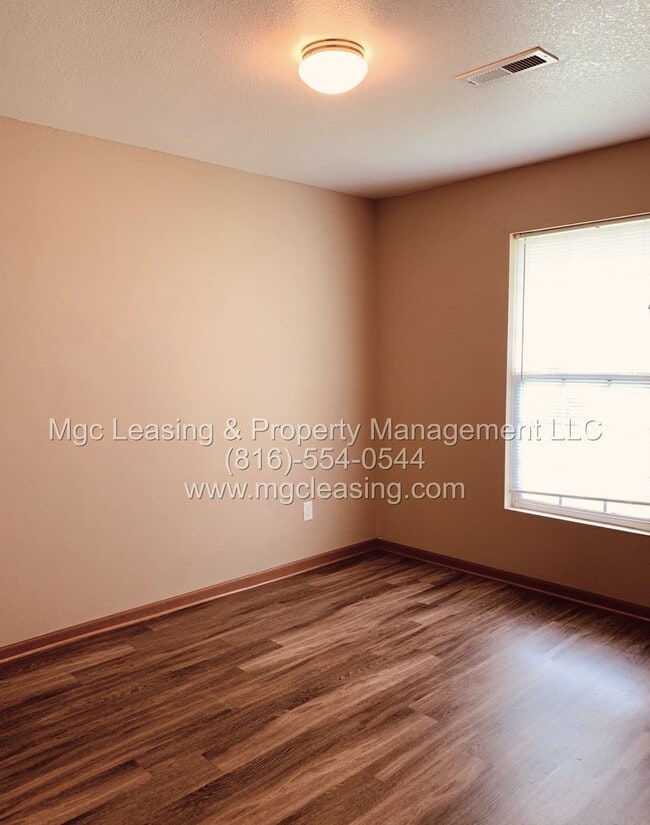 Building Photo - 200-202 NW Parker Dr