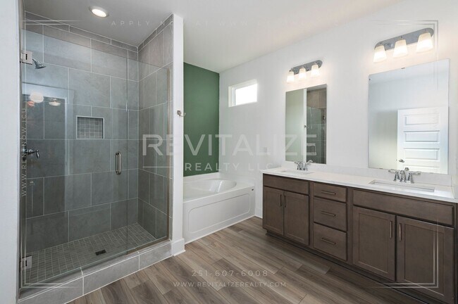 Building Photo - Charming Gold Fortified Home in Live Oak E...