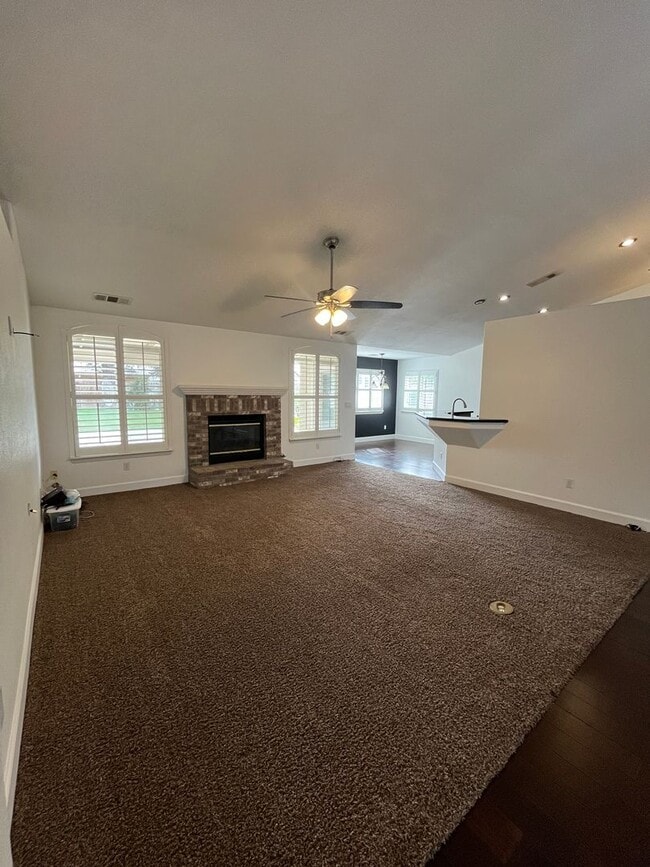 Building Photo - Beautiful Southside Visalia Home! Coming Soon!