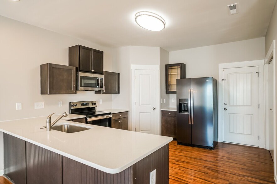 Building Photo - 936 Sandyhill Rd
