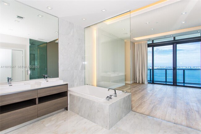 Building Photo - 460 NE 28th St