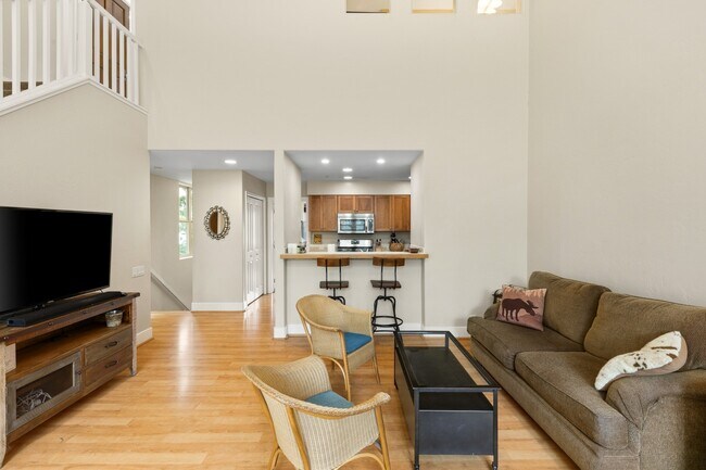 Building Photo - 562 Evans Ct