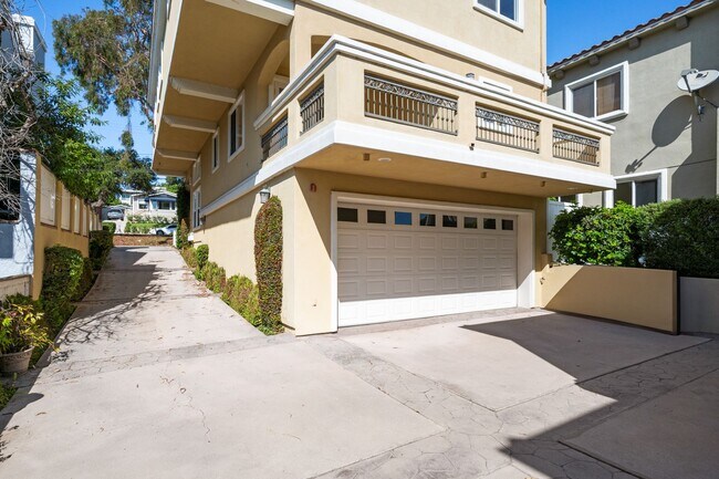 Building Photo - Spacious detached townhome available in So...