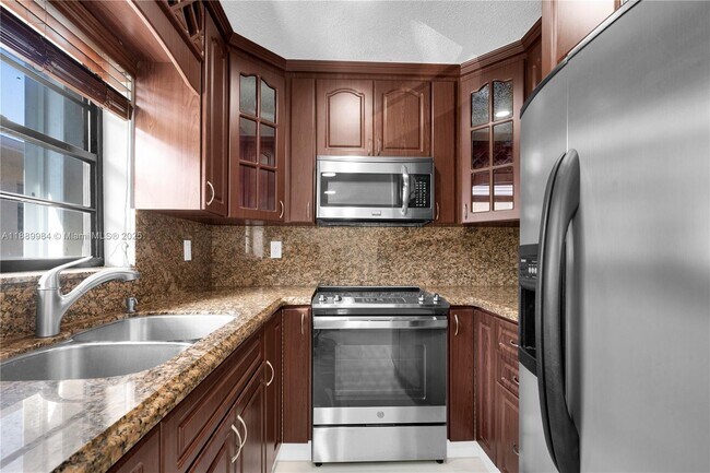Building Photo - 2560 W 60th St