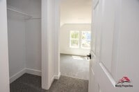 Building Photo - 542 NE Brazee St