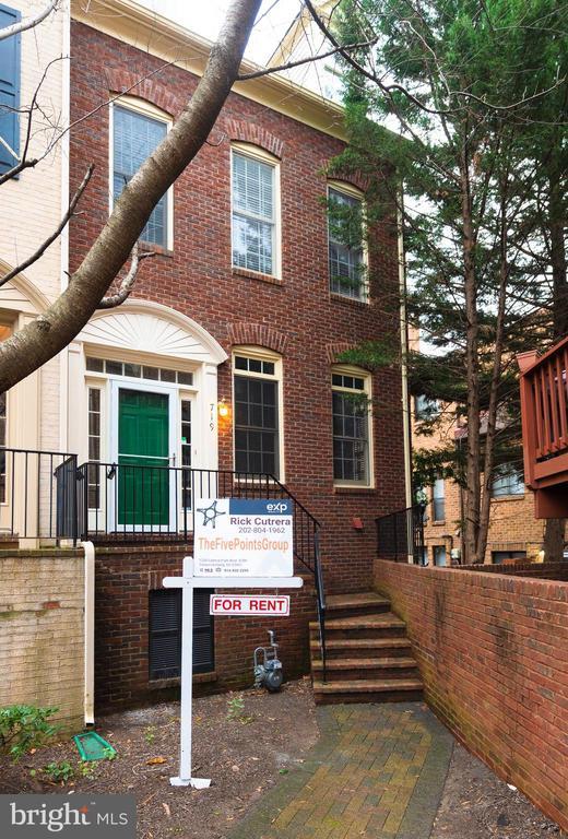 Building Photo - 719 N Vermont St