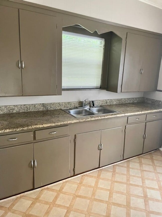 Building Photo - Mid August Move In