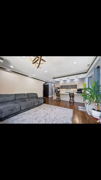 Open kitchen/living room - 4133 W Hirsch St