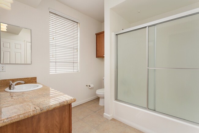 Building Photo - *** LIGHT & BRIGHT UPGRADED ONE BEDROOM, W...