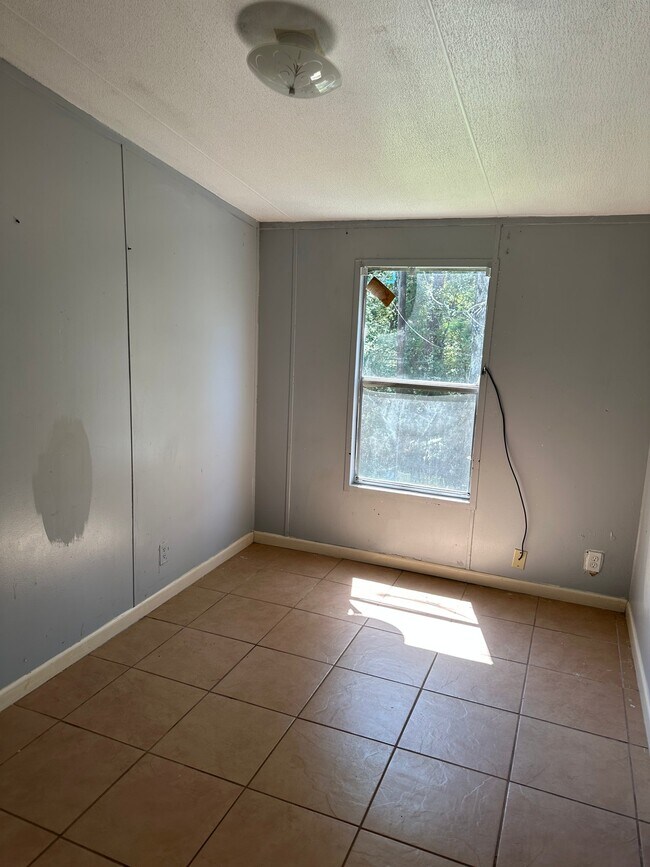 Building Photo - 16979 Pine Trail Dr