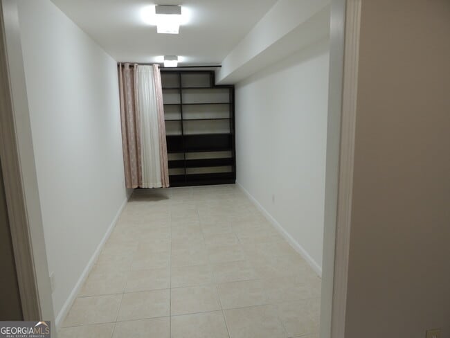 Building Photo - 450 MacLand Dr