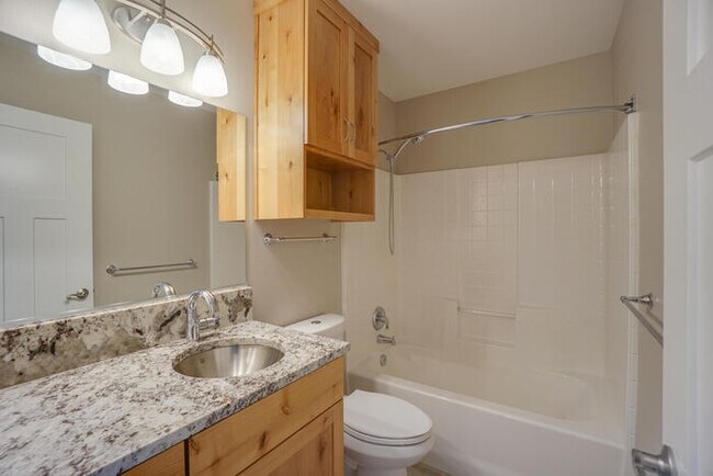 Building Photo - BEAUIFUL RAMBLER IN SOUTHVIEW HEIGHTS