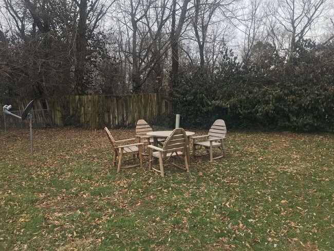 Building Photo - Recently updated 2 bed 1 bath Duplex with garage available now!