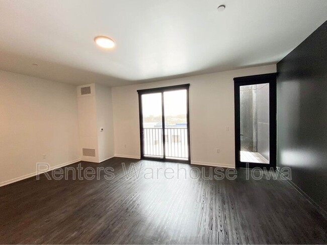 Building Photo - 329 5th St