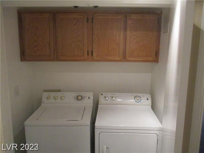 Building Photo - 350 S Durango Dr