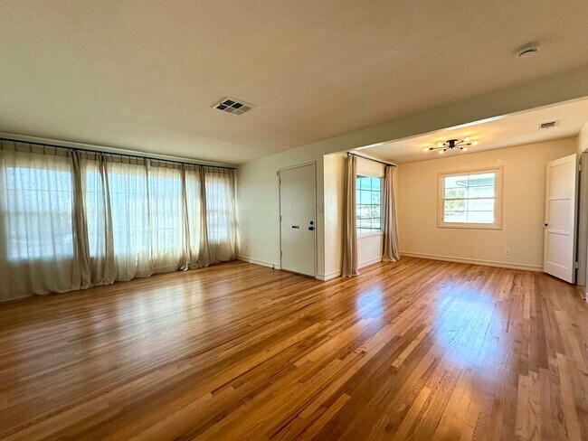 Building Photo - Welcome to your new home located centrally...