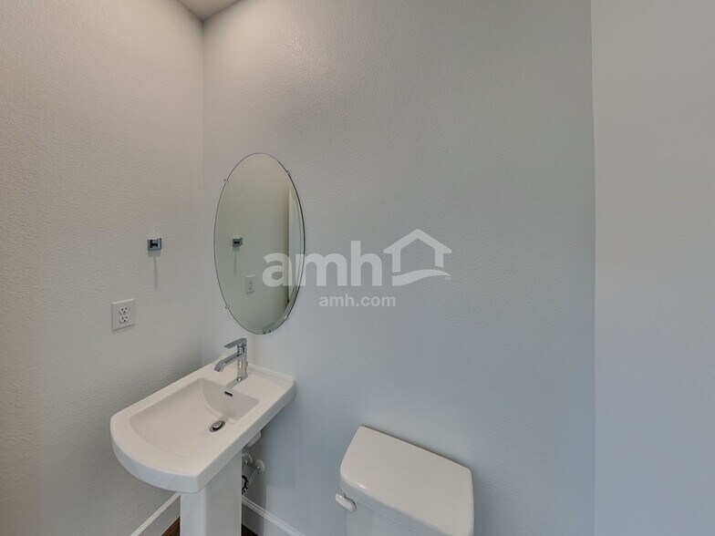 Building Photo - 10071 Potomac St