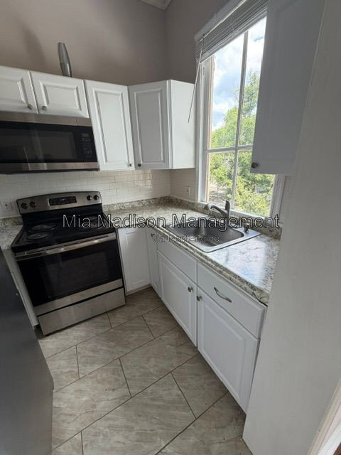 Building Photo - 305 W 39th St