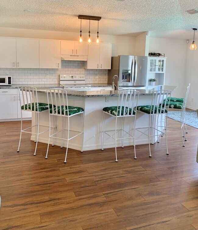 Building Photo - 993 E 13th Sq