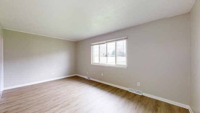 Building Photo - 3 Bedroom/1 bathroom renovated townhouse.