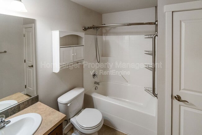 Building Photo - 1807 E Vanetta Ave