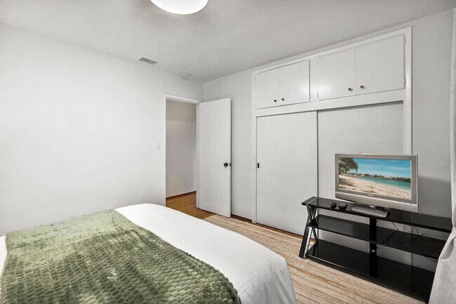 Building Photo - 4989 Randlett Dr