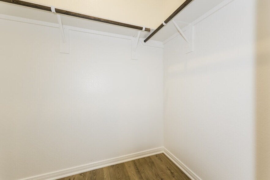 Building Photo - 15663 Plum Brk Dr
