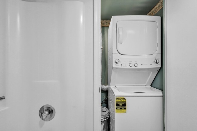 Building Photo - Almost New & Ready for you! Lovely 1 Bedroom/1 Bath Condo