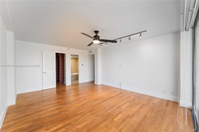 Building Photo - 2843 S Bayshore Dr