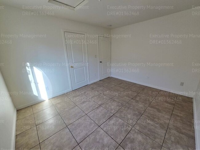 Building Photo - 3 bedroom/ 2 bathroom home