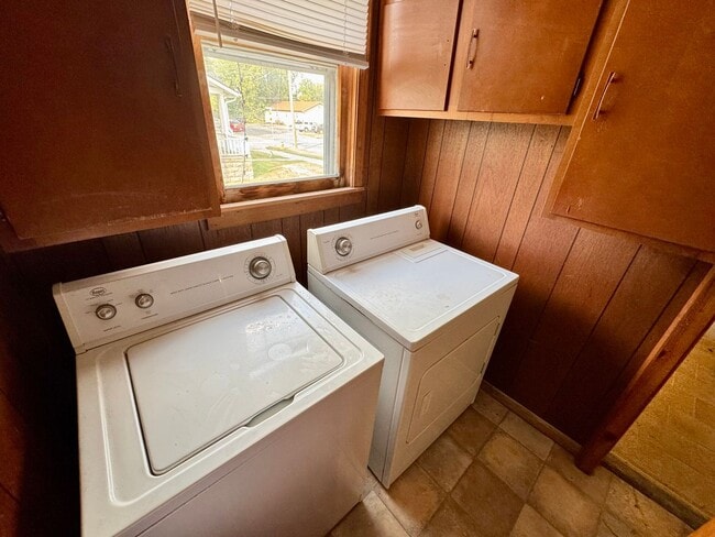 Building Photo - Cute Older Home