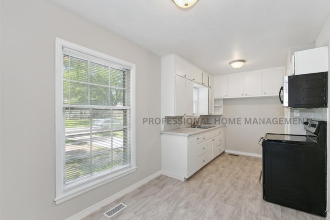 Building Photo - Updated 3 bed / 2 bath house With Exceptio...
