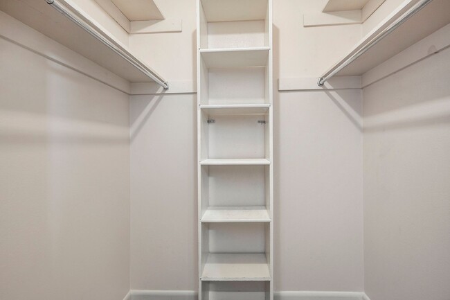 Building Photo - Spacious 2 bedroom home in the heart of Ha...