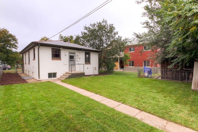 Building Photo - Updated 4-bed, 2-bath home - Blocks from R...