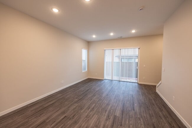 Building Photo - 3 bedrooms with loft/office. Built in 2024