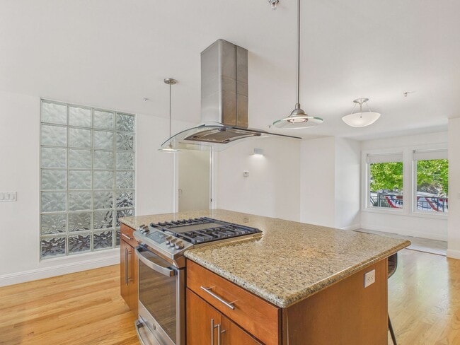 Building Photo - 853 De Haro St