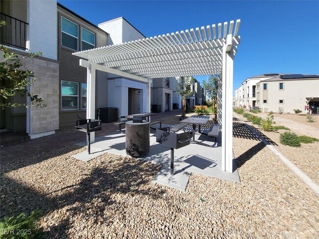 Building Photo - 8667 Luxuriant Ave