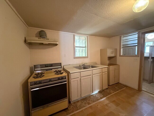 Building Photo - 2414 Sanders Ave