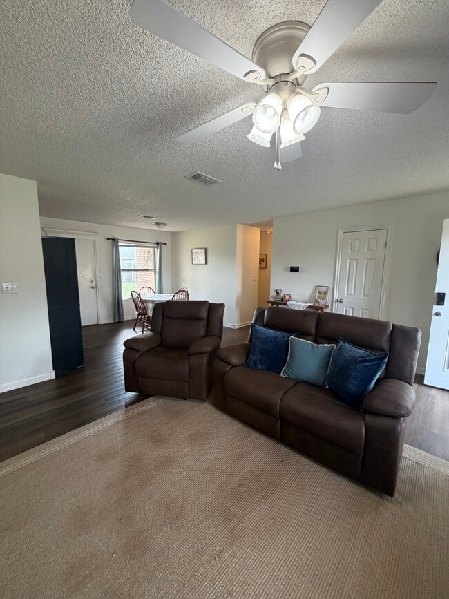 Building Photo - 927 E Krayler Ave