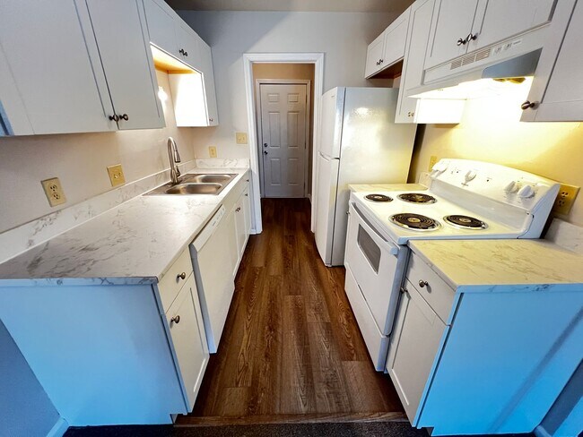 Building Photo - Unfurnished, One Bedroom, First Floor Condo in Myrtle Beach! Available Now!